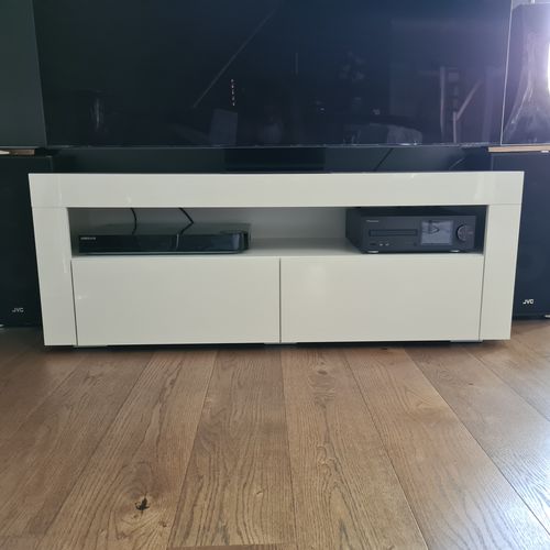 Customer photo review of SONNI TV Board Lowboard Unterschrank mit LED Beleuchtung Weiß Hochglanz TV Schrank (B120x T40 x H45cm)