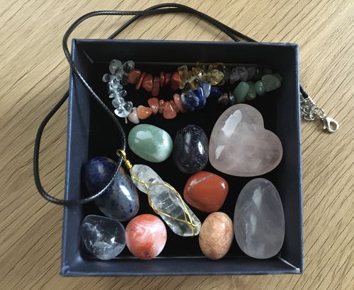 Customer photo review of CHAKRA BOX - Set für Meditation mit Steinen, Armband und Kristall-Anhänger