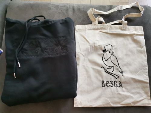 София Н. review of Дълга блуза с качулка бродирана с ахроматична шевица "Капанска" image 1 out of 1