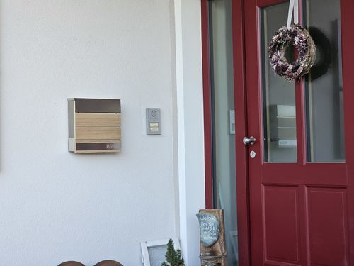 Customer photo review of AlbersDesign Briefkasten B5 (in Edelstahl) mit Eichen-Massivholzelementen - personalisiert mit Edelstahl-Schild