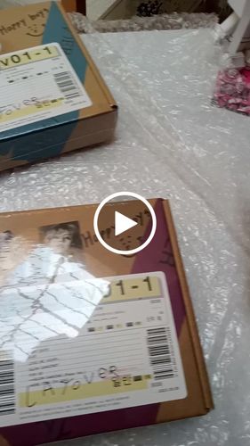 Customer video review of BTS V - LAYOVER 1ST SOLO ALBUM WEVERSE GIFT VER.