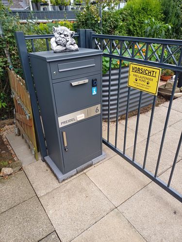 Customer photo review of AlbersDesign Stand-Paketbox PB1 anthrazit (RAL7016) personalisiert mit Edelstahl-Schild