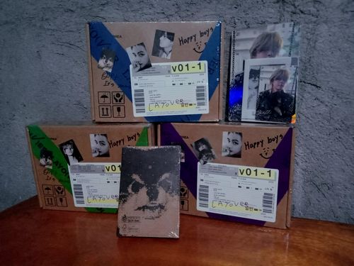 Customer photo review of BTS V - LAYOVER 1ST SOLO ALBUM WEVERSE GIFT VER.