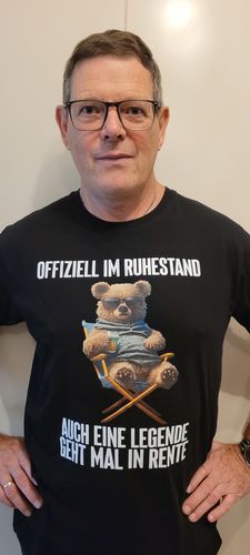 Customer photo review of OFFIZIELL IM RUHESTAND TEDDY Vorderdruck T-Shirt
