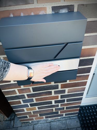 Customer photo review of AlbersDesign Briefkasten B17 Anthrazit (RAL7016) personalisiert mit Edelstahl-Schild