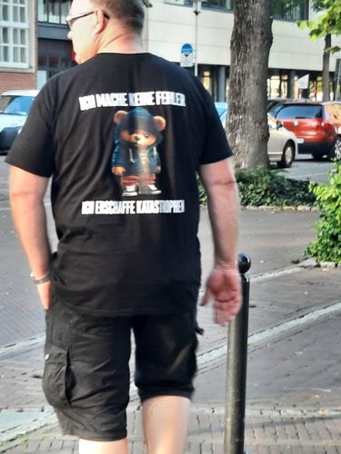 Customer photo review of KATASTROPHEN TEDDY Rückendruck T-Shirt