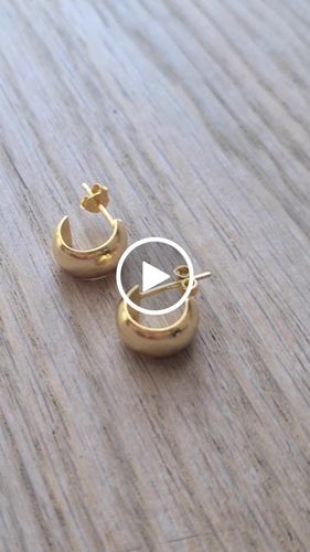 Customer video review of Classic Huggie by KBT