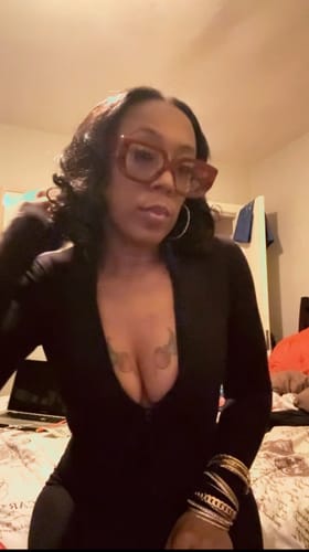 Customer photo review of Wavymy Beginner Friendly Body Wave V Part Wig No Glue No Sew No Gel Human Hair Wig Thin Part Wig