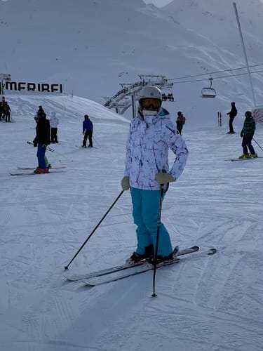 Customer photo review of HOTIAN Women's Detachable Hat Ski Jacket and Pants Set Metropolis Snowboard Suits