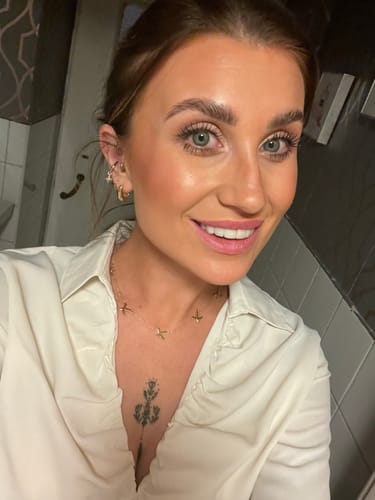 Customer photo review of Molto Kiss Necklace
