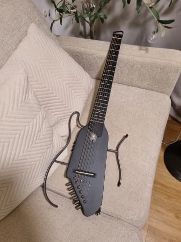 Customer photo review of Donner HUSH-I Headless Silent Travel Guitar