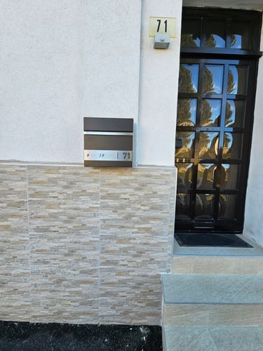 Customer photo review of AlbersDesign Briefkasten B3 IN WUNSCHFARBE personalisiert mit Edelstahlschild