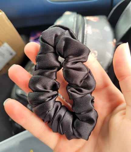 Customer photo review of 3 pcs Scrunchies 100% Pure Mulberry Silk