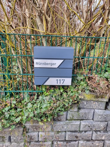 Customer photo review of AlbersDesign Briefkasten B1 anthrazit (RAL7016) personalisiert mit Edelstahl-Schildern