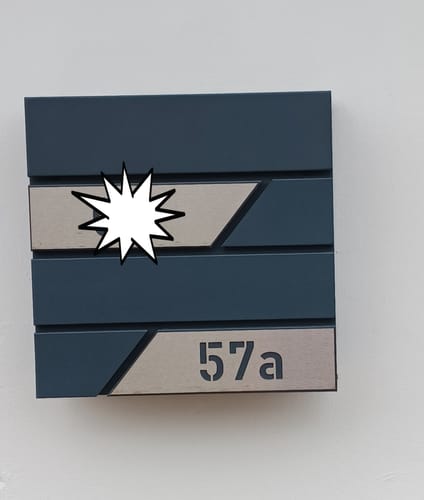 Customer photo review of Edelstahl-Hausnummer, mit 3D Effekt, Rückwand pulverbeschichtet in RAL7016, Frontblende in Edelstahl