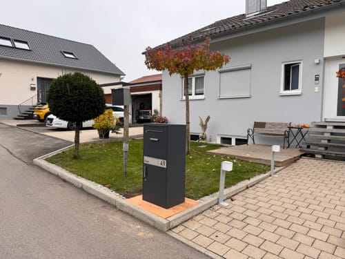 Customer photo review of AlbersDesign Stand-Paketbox PB1 anthrazit (RAL7016) personalisiert mit Edelstahl-Schild