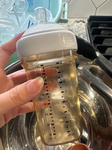 Customer photo review of Hegen PCTO™ 240ml/8oz Feeding Bottle PPSU, 2-Pack with 2 x Medium Flow Nipple (3 to 6 months)