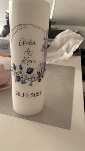 Kundenbewertung mit Foto zu Personalized Wedding Candle - Floral Circle - Personalized with Name & Date - Wedding Gift - High Quality Pillar Candle - Color: Kerze, Personalization: Giulia & Kevin
26.10.2024