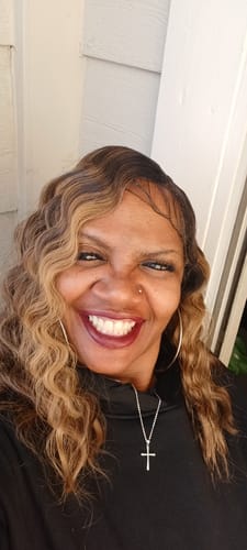 Customer photo review of Shake-N-Go Freetress Equal Level Up Synthetic HD Lace Front Wig - Eliana