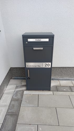 Customer photo review of AlbersDesign Stand-Paketbox PB1 anthrazit (RAL7016) personalisiert mit Edelstahl-Schild