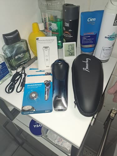 Customer photo review of Elektrischer Herrenrasierer / Mit 3er Ersatzköpfen / Nass- und Trockenrasierer / Elektrorasierer mit Pop-up Trimmer / 99 Min. Laufzeit / Bartschneider / LED Anzeige / Reiseetui