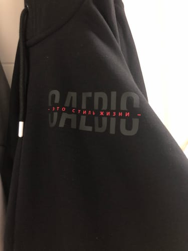 Customer photo review of Это стиль жизни - All Black Herren Zip Hoodie mit rotem Akzent by SAEBIS®