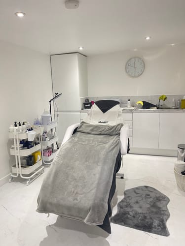 Customer photo review of ActiveShop Cosmetic Chair Hydraulic Basic 210 White
