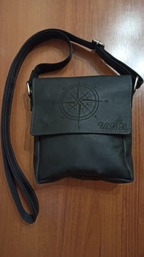 Customer photo review of Чоловіча шкіряна сумка-месенджер: ручна робота, гравіювання Роза вітрів