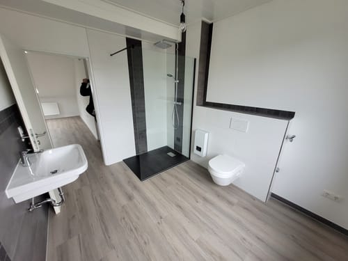 Customer photo review of SONNI Begehbare Dusche Duschabtrennung Duschwand 10mm Schwarz Duschabtrennung Duschkabine Nano ESG 80-140cm