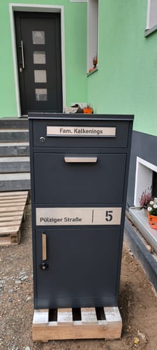 Customer photo review of AlbersDesign Stand-Paketbox PB1 anthrazit (RAL7016) personalisiert mit Edelstahl-Schild