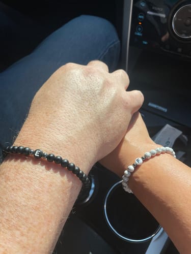 Reseña con foto de un cliente sobre Pulseras de Piedras Naturales con Iniciales