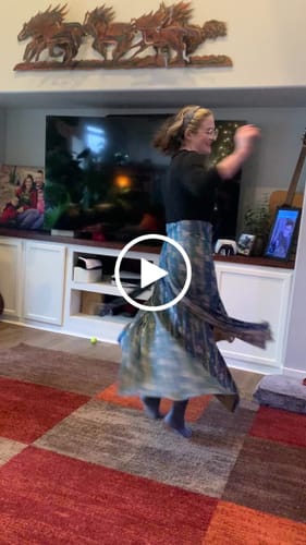 Customer video review of Xuqu 序曲 Prelude Melody Modernized Song Dynasty Three Panel Skirt Ruqun Set