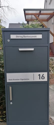 Customer photo review of AlbersDesign Stand-Paketbox PB1 anthrazit (RAL7016) personalisiert mit Edelstahl-Schild