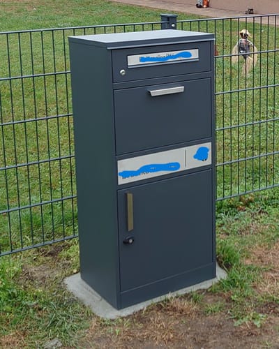 Customer photo review of AlbersDesign Stand-Paketbox PB1 anthrazit (RAL7016) personalisiert mit Edelstahl-Schild