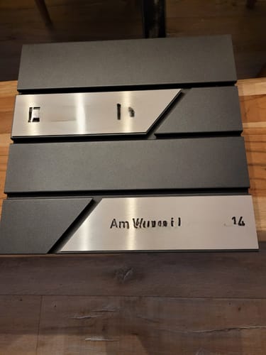 Customer photo review of AlbersDesign Briefkasten B1 Eisenglimmer (DB703) personalisiert mit Edelstahl-Schildern