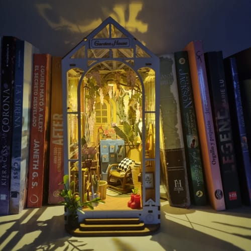 Customer photo review of Rolife Booknook & Wonderland - Separador de Libros Garden House