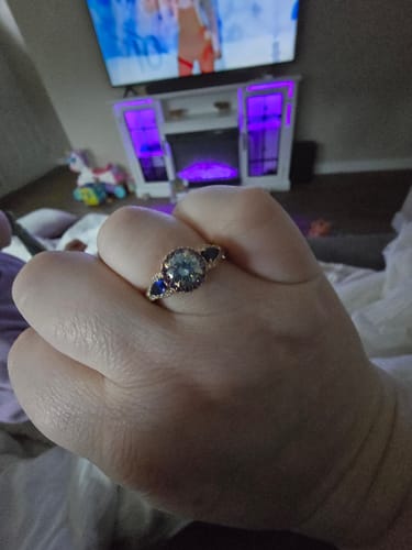 Rebecca D. review of Doveggs round 1ct accident color Hawaii blue moissanite loose stone image 1 out of 2