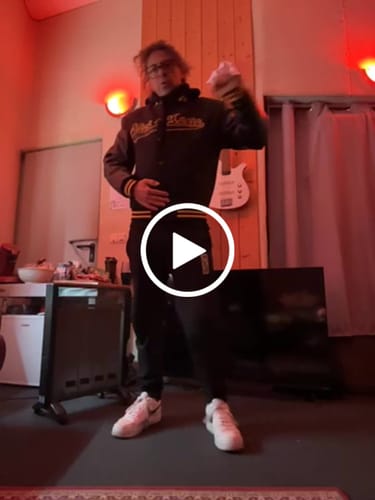 Customer video review of Maßgeschneidertes Schwarz Gold Jacke