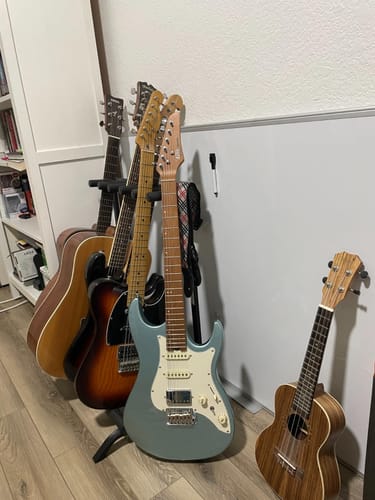 Customer photo review of Donner DST-550 39-inch ST Electric Guitar HSS Pickup Solid Double-Cut Poplar Body