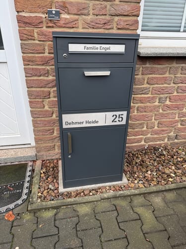 Customer photo review of AlbersDesign Stand-Paketbox PB1 anthrazit (RAL7016) personalisiert mit Edelstahl-Schild