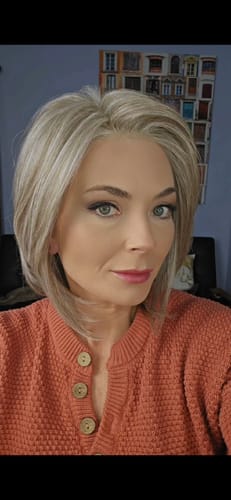 Customer photo review of HOT OF SEASON - 12 Inches Bob Cut Cream Blonde Pre-Cut Snowflake Lace Frontlace Glueless Wig KHLOE CREAM BLONDE