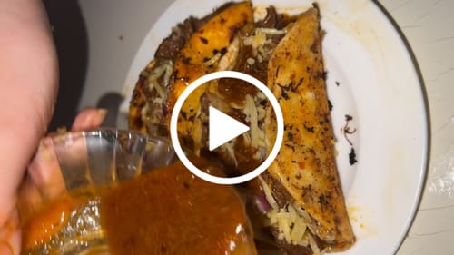 Videorecensie van een klant over Birria Bomb