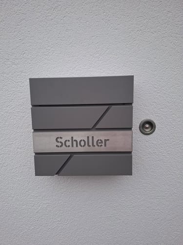 Customer photo review of AlbersDesign Briefkasten B17 Graualuminium (RAL9007) personalisiert mit Edelstahl-Schild