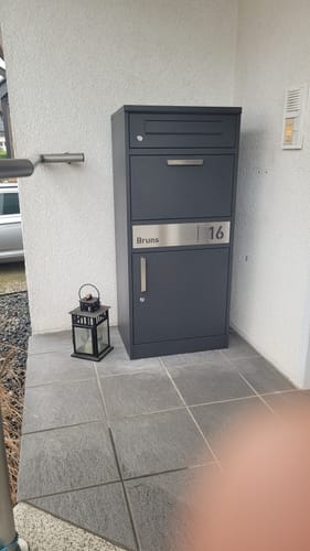 Customer photo review of AlbersDesign Stand-Paketbox PB1 Eisenglimmer (DB703) personalisiert mit Edelstahl-Schild
