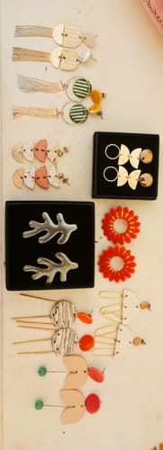 Cindy C. review of Petites boucles bronze chromé et sequins dorés image 1 out of 1