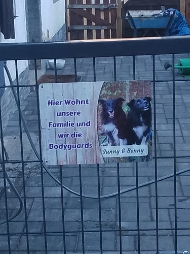 Customer photo review of Hunde-Türschild personalisiert mit Foto & Text (UV- und wetterfest)