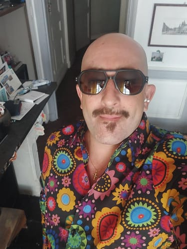 Customer photo review of Chemise boutonnée à manches longues en coton à fleurs colorées pour hommes