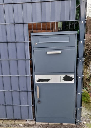 Customer photo review of AlbersDesign Stand-Paketbox PB1 anthrazit (RAL7016) personalisiert mit Edelstahl-Schild