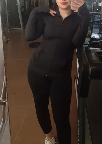 Customer photo review of BOSHAMA Women's Slim Fit Sports Jacket With Thumb Holes