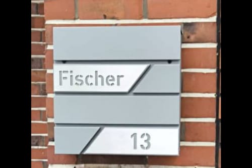 Customer photo review of AlbersDesign Briefkasten B1 in Graualuminium (RAL9007) personalisiert mit Edelstahl-Schildern